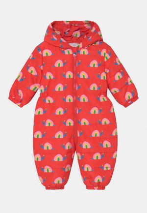 Buzo infantil acolchado rojo con capucha, cremallera frontal, puños elásticos y estampado multicolor de caracoles y arcoíris por todo el pijama.
