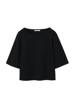 Črna majica s kratkimi rokavi in širokim, zaobljenim izrezom. Narejena iz gladkega materiala s sproščenim krojem in preprosto, čisto zasnovo. Brez vzorcev ali okraskov.