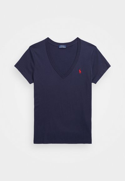 Námorně modré bavlněné tričko s výstřihem do V, krátkým rukávem a malým červeným vyšitým logem na levé hrudi. Hladká textilie, klasický střih.