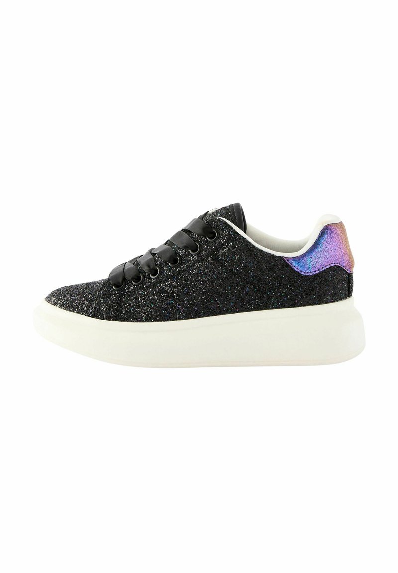 Schwarze Glitzer-Sneakers mit einer strukturierten Oberseite, Schnürdesign, weißer Sohle und irreführenden Akzenten an der Ferse.
