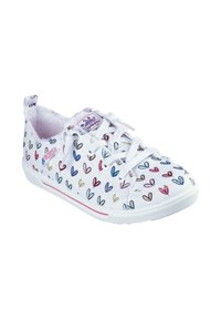 Zapatillas de lona blancas con patrones de corazones multicolores, cordones planos y una suela de goma texturizada. Presenta una línea de acento rosa en la suela.