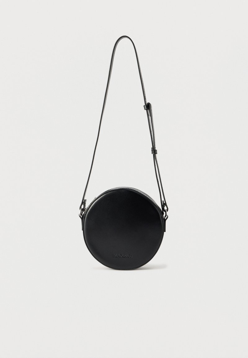 Μαύρη στρογγυλή δερμάτινη τσάντα ώμου με ρυθμιζόμενο λουρί και ανάγλυφο λογότυπο "MAX&Co." στο μπροστινό μέρος, εμφανίζεται σε απλό λευκό φόντο.