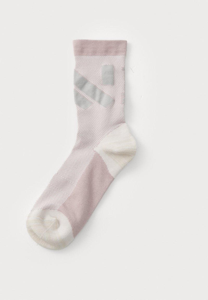 Calcetines con un diseño texturizado en rosa y crema con patrones geométricos grises. El material parece suave; la forma es de longitud estándar de caña con una punta redondeada.