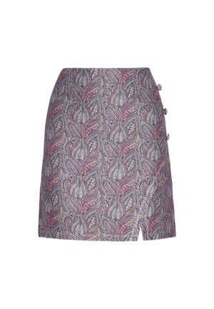 Sukňa so vzorom, ktorá obsahuje mix fialových, ružových a sivých listov, s bočným rozparkom a štyrmi dekoračnými gombíkmi na ľavej strane.