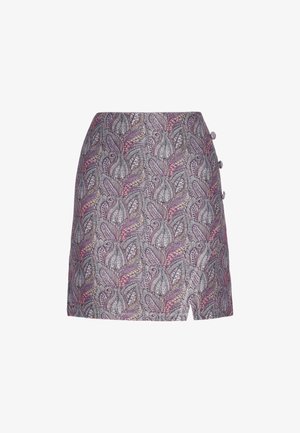 Sukňa so vzorom, ktorá obsahuje mix fialových, ružových a sivých listov, s bočným rozparkom a štyrmi dekoračnými gombíkmi na ľavej strane.