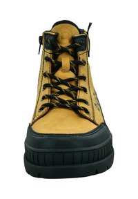 Gelbe Wildleder-Hochschuhe mit schwarzen Schnürsenkeln, verstärkter Zehenkappe, strukturierten Gummisohlen und kontrastierenden Nähdetails.