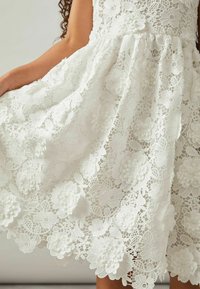 Reiss REISS MELODY GUIPURE-LACE MIDI DRESS - Dnevna haljina - ivory