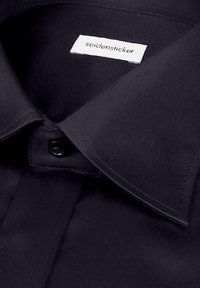 Chemise noire avec un col boutonné et une étiquette blanche à l'intérieur du col portant la mention "seidensticker".