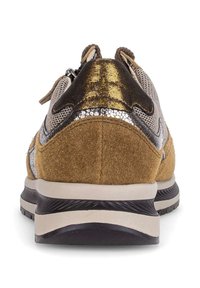 Sneakers van bruin suede en mesh, voorzien van metallic accenten, een afgeronde vorm en een getextureerde buitenzool met een contrasterende zoolkleur.