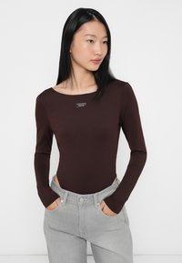 Tommy Jeans SCRIPT - Top dugih rukava - rich brown