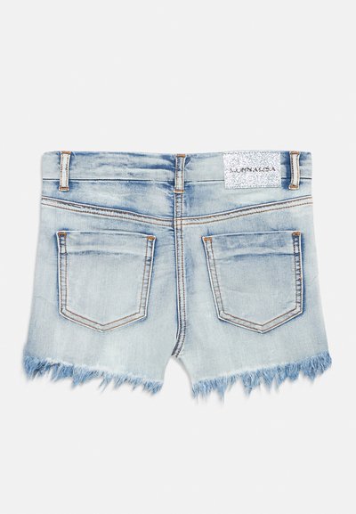 Ανοιχτό μπλε τζιν σορτς με ξεφτισμένα τελειώματα, δύο πίσω τσέπες, θηλιές για ζώνη και μια ασημί λαμπερή ετικέτα στη μέση.