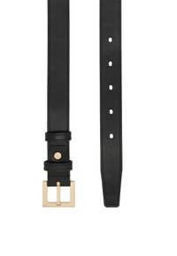 Fekete bőr öv négyzet alakú aranycsattal, sima textúrával, öt méretállító lyukkal és varrott szegélyekkel. Minimalista kialakítás.