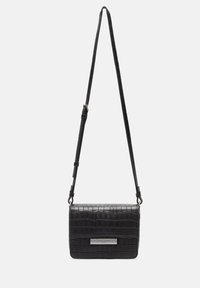 Schwarze Kunstleder-Crossbody-Tasche mit Krokodiltextur, verstellbarem Gurt und metallischen Hardware-Akzenten auf der Vorderseite. Kompakte rechteckige Form.