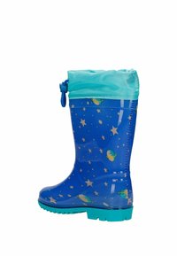 Modré gumové holínky s tyrkysovým lemem, zdobené potiskem hvězd a planet. Kulatá špička a texturovaná podrážka pro lepší přilnavost.
