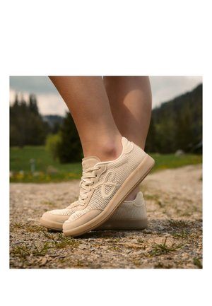Relaks, PÓŁBUTY RELAKS - Καθημερινά παπούτσια με κορδόνια - beige r