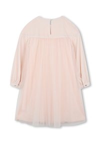 Robe en velours rose avec des manches longues, buste froncé et superposition en tulle. Présente une ouverture en forme de clé au dos et un détail de paillettes discret.