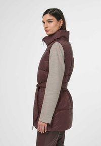 MADELEINE ANGESAGTEM KARO - Bodywarmer - nut