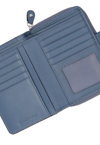 Ægte læderpung i blød blå farve. Indeholder flere kortlommer, et gennemsigtigt ID-vindue og et lynlåset rum til sikker opbevaring.