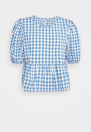 Blusa a maniche corte in gingham blu e bianco con scollo rotondo, maniche arricciate e vita a peplo. Tessuto leggero con una texture liscia.