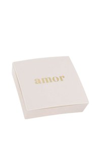 Vierkante, lichtroze doos met een gladde textuur, voorzien van het woord "amor" in gouden letters op het deksel. Strak, minimalistisch ontwerp.