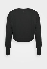 Zwarte, cropped sweatshirt gemaakt van zachte stof. Beschikt over lange mouwen, geribde manchetten en een afgeronde zoom. Minimalistisch ontwerp, eenvoudig zonder patronen.