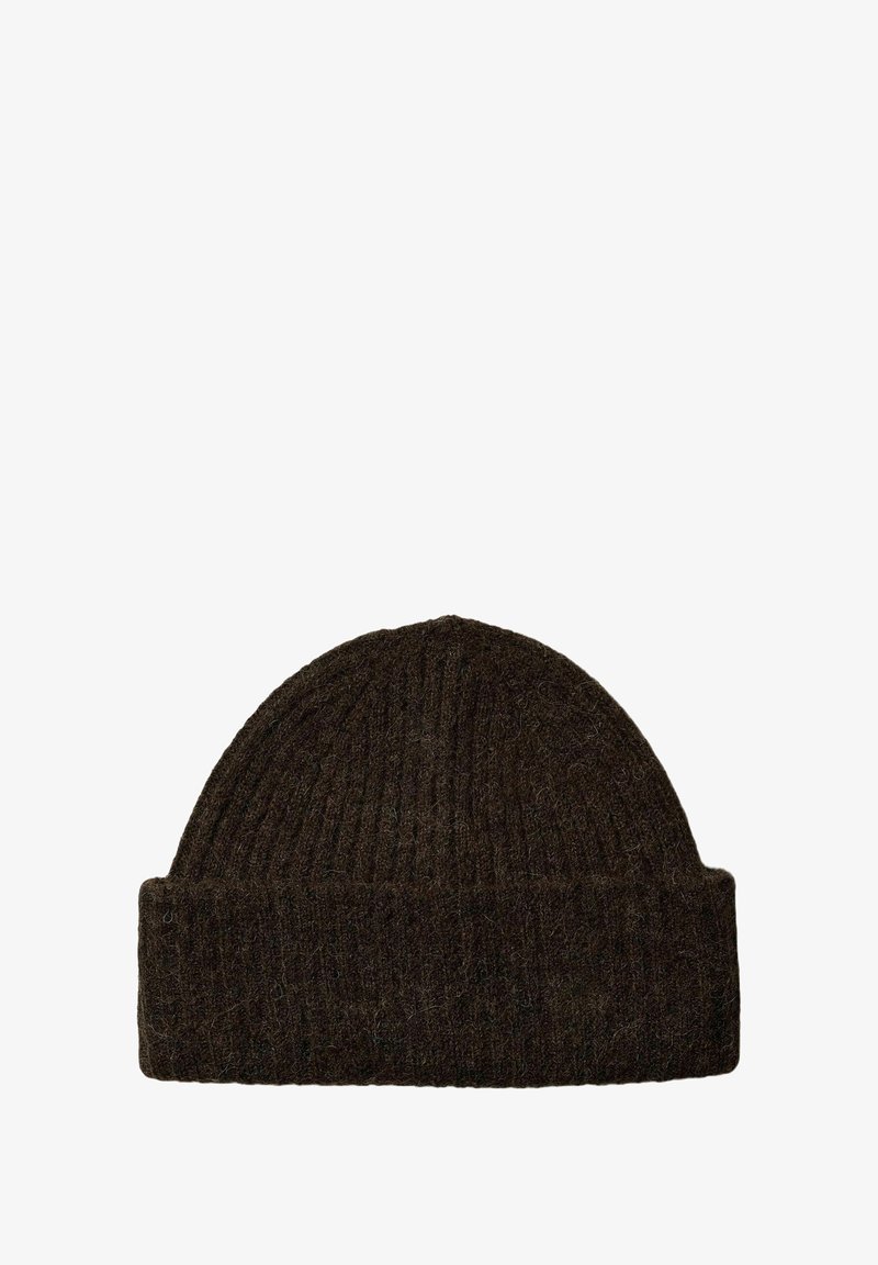 Pletená čepice v tmavě hnědé barvě s žebrovaným vzorem. Má ohrnutý lem a kulatou horní část, vyrobena z teplého vlněného materiálu.