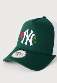 Πράσινο κα πέλο με λευκή διχτυωτή πλάτη, με ανάγλυφο λευκό λογότυπο NY και κεντητό κόκκινο τριαντάφυλλο. Ρυθμιζόμενο λουράκι και σχεδίαση με επίπεδη γείσο.