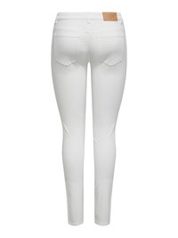 Jean slim blanc vu de dos avec deux poches arrière et une étiquette de marque en cuir marron clair sur la ceinture.