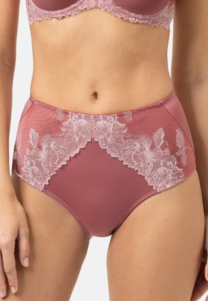 Femme portant une culotte taille haute mauve avec des détails floraux en dentelle rose à l'avant et sur les côtés, associée à un soutien-gorge assorti.