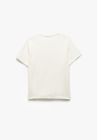 Kortærmet t-shirt i lys creme, med rund halsudskæring og et enkelt, uudsmykket design. Fremstillet af blødt, glat stof.