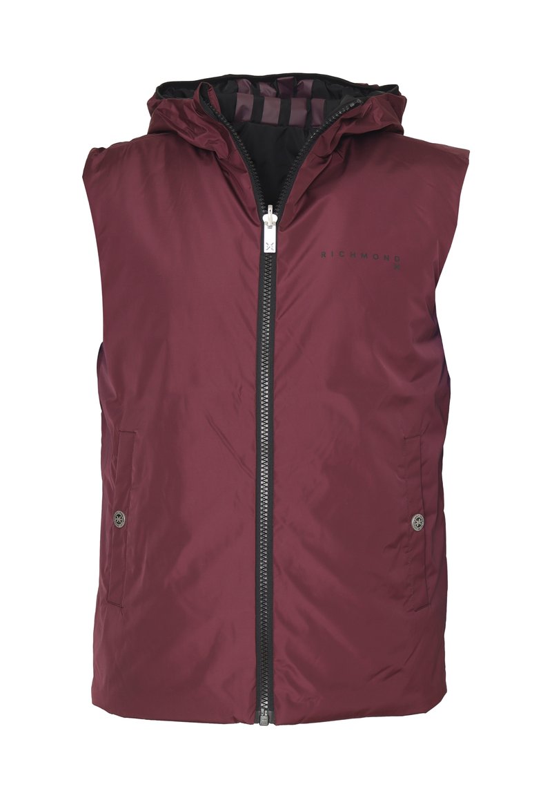 Gilet senza maniche color bordeaux in piuma con cappuccio, chiusura frontale con zip e due tasche laterali. Presenta una fodera nera e un logo discreto sul petto.