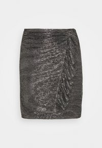 Jupe crayon noire métallisée avec texture froncée et volants décoratifs sur le côté. Fini lisse avec un effet scintillant subtil.
