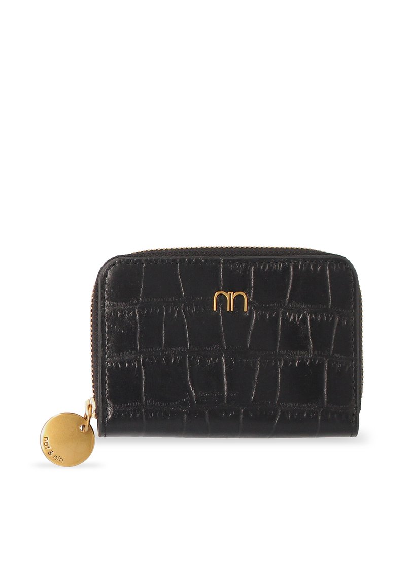 Billetera de cuero negro con estampado de cocodrilo y herrajes en tono dorado, cierre con cremallera y un charm circular adjunto. Forma rectangular, superficie texturizada.