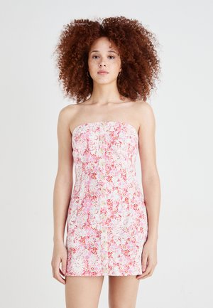Strapless jurk met een getailleerde silhoeet, voorzien van een bloemenpatroon in roze en wit. Knopen voorsluiting, lichte stof, gladde textuur.