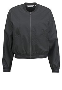 Czarna kurtka bombowiec z zamkiem z przodu, prążkowanym kołnierzem i mankietami oraz dwiema bocznymi kieszeniami. Gładki, lekki materiał o lekko skróconym kroju.