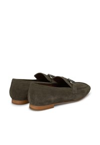 Olijfgroene suede instappers met een vlakke zool, voorzien van een decoratieve band en metalen hardware. Gladde textuur en minimalistisch ontwerp.