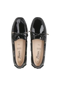 Schwarze Lackledermokkasin mit abgerundetem Zeh, dekorativem Bogen, goldfarbenen Ösen und gepolstertem Innenbereich. Mit kontrastierenden Nähten.