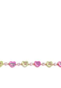 Bracelet en forme de cœur avec des perles multicolores (rose et vert) ornée d'accents textuels ludiques, entrecoupée de petites perles en cristal transparent.