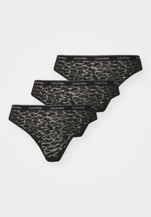 Zwarte kanten strings met een geometrisch patroon, voorzien van een branded zwarte elastische tailleband. Drie stuks afgebeeld.