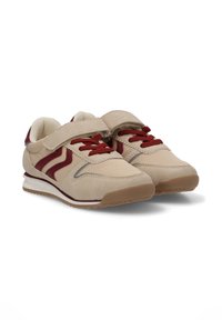 Zapatillas deportivas beige con acentos en color burdeos, banda de velcro, cordones rojos, material de gamuza texturizada y suela de goma con un diseño de patrón.