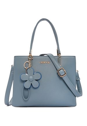 Borsa a mano in pelle blu con manici superiori, tracolla regolabile, elementi in metallo color oro e portachiavi a forma di fiore blu attaccato.