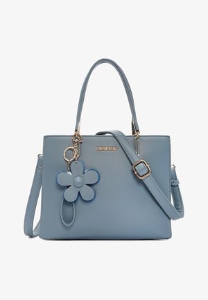 Blauwe leren handtas met bovenhandvatten, verstelbare schouderriem, hardware in goudkleur en een blauwe bloem sleutelhanger eraan bevestigd.