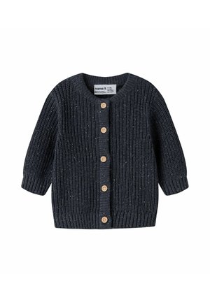 Cardigan bébé en maille côtelée bleu marine foncé avec manches longues et cinq boutons en bois clair sur le devant.