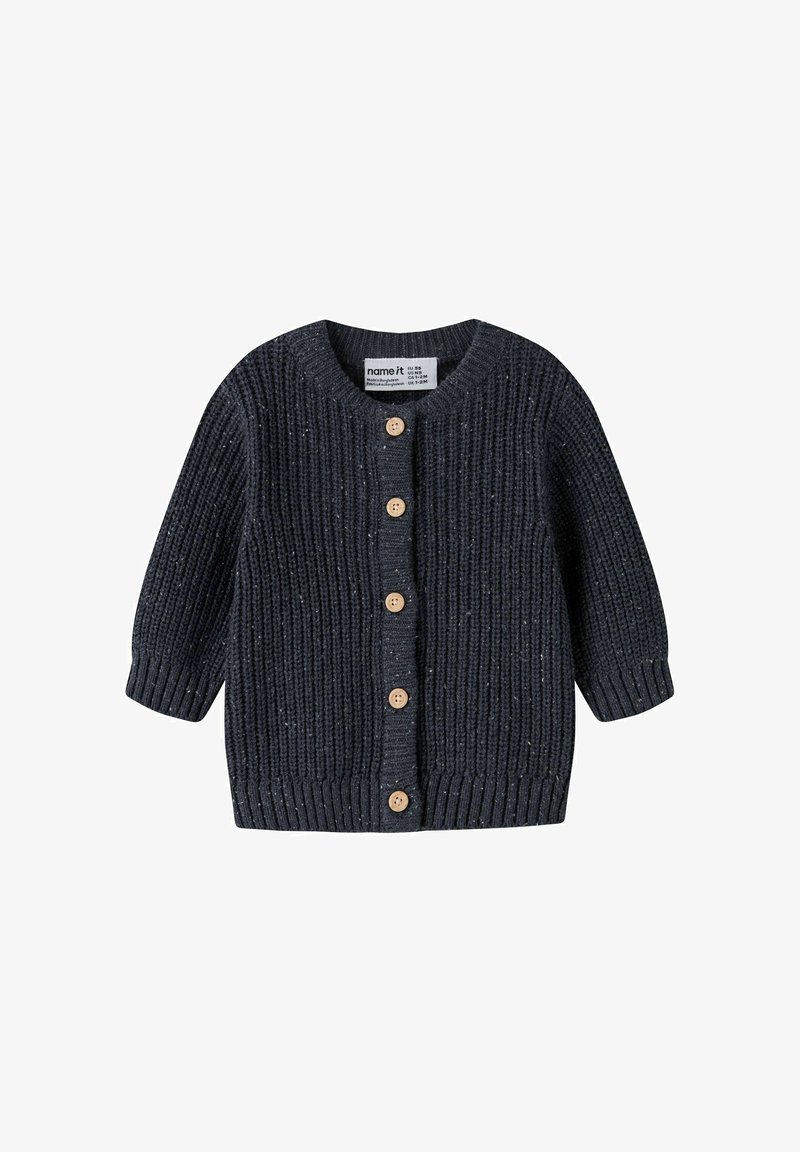 Cardigan bébé en maille côtelée bleu marine foncé avec manches longues et cinq boutons en bois clair sur le devant.