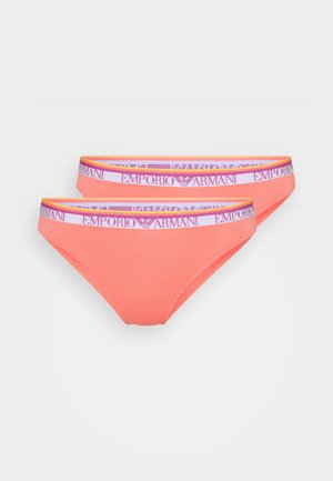 Ensemble de deux culottes en coton corail rose avec une ceinture élastique douce portant le logo "Emporio Armani" en accents violets et jaunes.