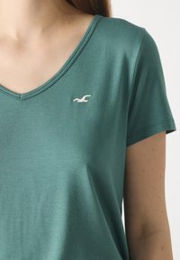Hollister Co. Easy Icon V-Neck T-Shirt - Jednoduché tričko - silver pine