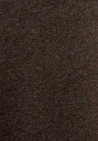 Tissu en laine brun foncé avec une texture et un motif tricoté, présentant des fibres douces et denses ainsi que des variations subtiles de ton.