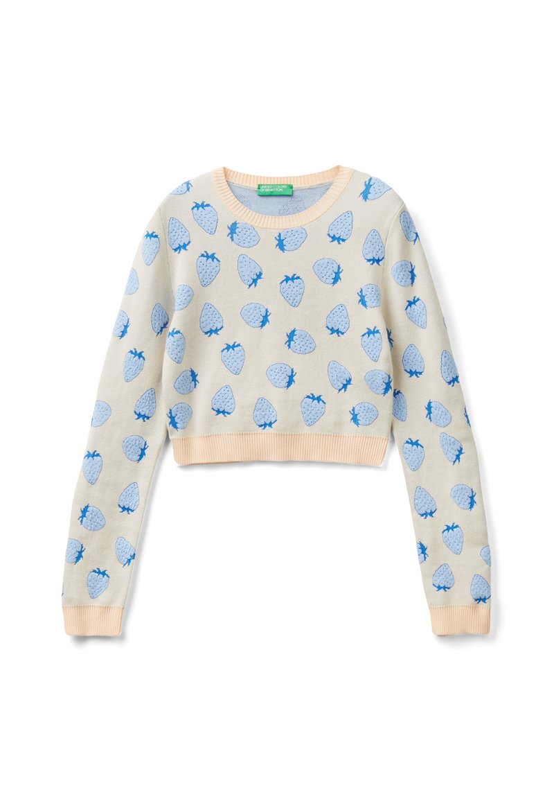 Jasnobeżowy, skrócony sweter z niebieskimi wzorami truskawek, okrągłym dekoltem oraz prążkowanymi, brzoskwiniowymi mankietami i dołem. Miękka, dziana tekstura.