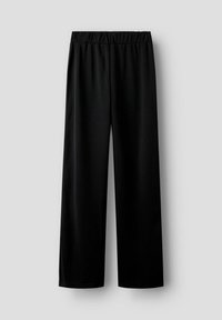 Pantalons larges noirs en tissu lisse, dotés d'une taille élastique et sans poches ni embellissements visibles.
