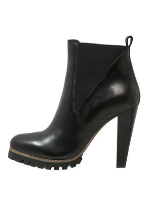 Černá kotníková bota z kůže s kulatou špičkou, pružnými bočními panely a texturovanou platformovou podrážkou. Má vysoký, elegantní jehlový podpatek.